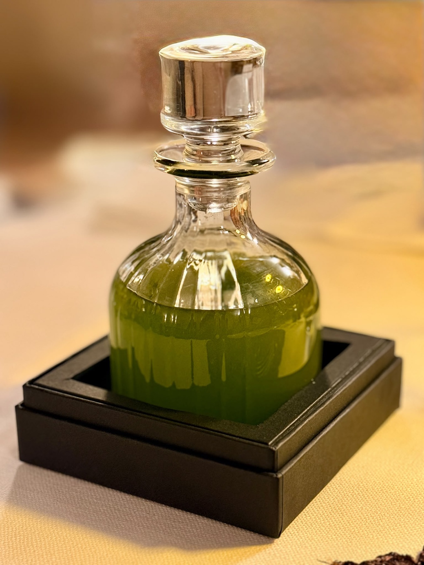 Ampolla di vetro con l'olio nuovo, verde e torbido